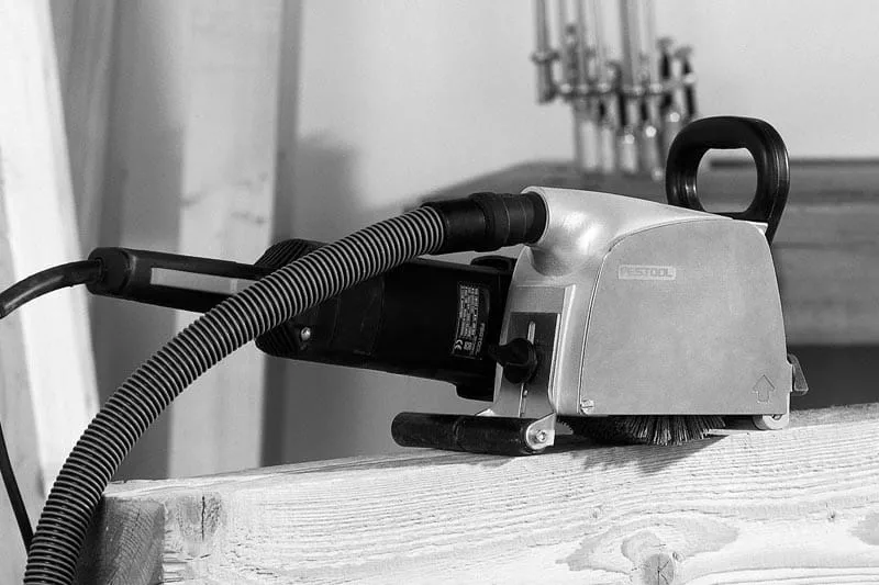 Brosser le bois pour le vieillir et donner un bel effet structuré aux surfaces