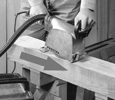 Toujours déplacer la « RUSTOFIX » dans le sens des fibres