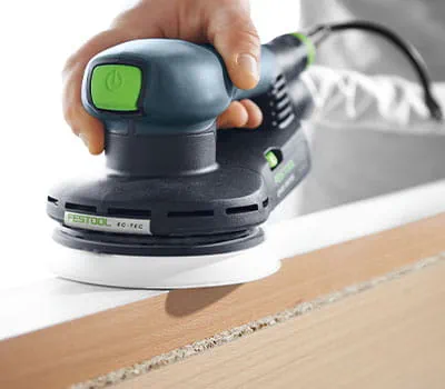 Lors du ponçage de surfaces contreplaquées, il y a le risque de faire des « galettes »