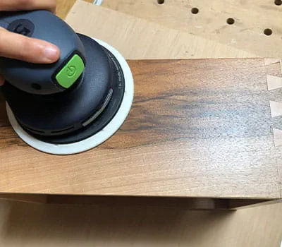 Pour le ponçage intermédiaire du vernis, utilisez l'abrasif Brilliant