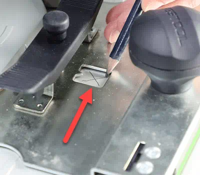 Évidement dans la plaque de guidage