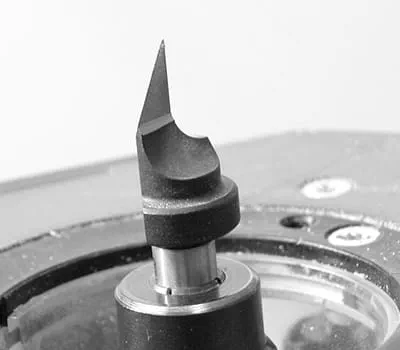 Montage de la fraise dans la pince de serrage de la défonceuse