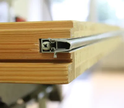  Vissage du joint de porte dans la rainure