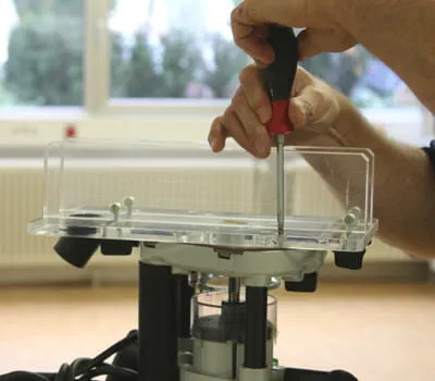 Fixation du gabarit de fraisage sur la défonceuse