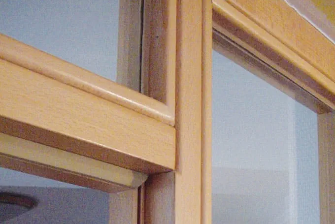 Fraisage d'une rainure pour joint de porte