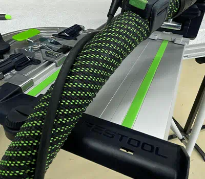 Scie plongeante avec rail de guidage