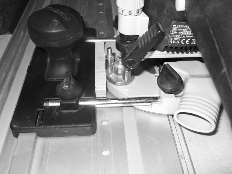 Fixation du rail de guidage avec des serre-joints