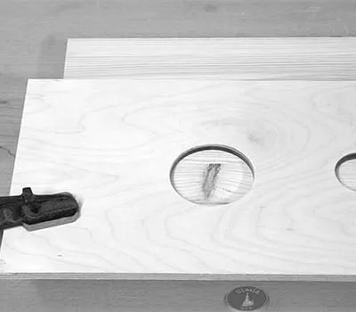 Trous centrés sur le nœud à obturer