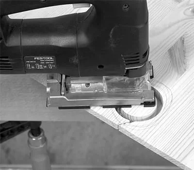 Découpe finale grossière avec une scie sauteuse