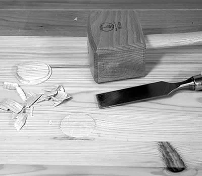 Retrait des parties en saillie avec un ciseau à bois