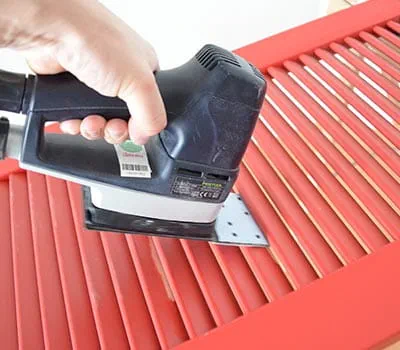 Poser un abrasif sur la partie avant du patin de ponçage pour lamelles