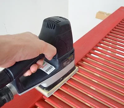 Monter un patin de ponçage standard sur la ponceuse linéaire