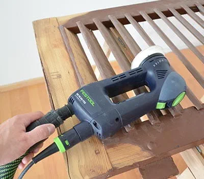 Une couche de laque fortement abîmée doit être en partie poncée et égalisée jusqu'au bois.