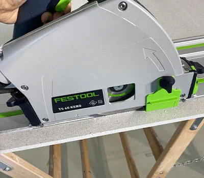 Découpe de plaques de plâtre