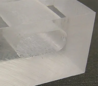 Arêtes de coupe nettes dans le plexiglas