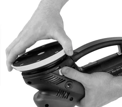 Ponçage d'ébauche en croix de la plaque minérale en mode de ponçage dégrossissant