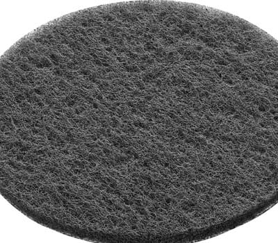 Ponçage final de la surface. Dans ce cas, un effet brillant satiné doit être réglé sur la surface.