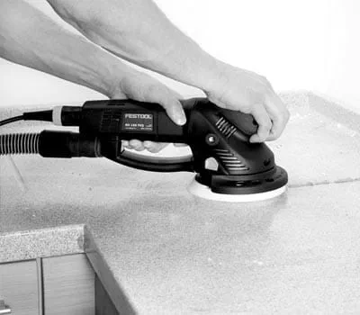 Commencer par poncer les joints de colle grossiers et les excès de matière