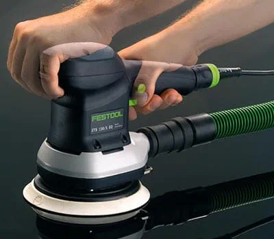 Réglez la vitesse de rotation sur le niveau 3 - 4. À présent, déplacez l'outil au-dessus du bois, lentement et sans exercer de pression.