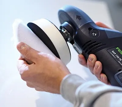 Posez la peau de mouton sur la polisseuse rotative.