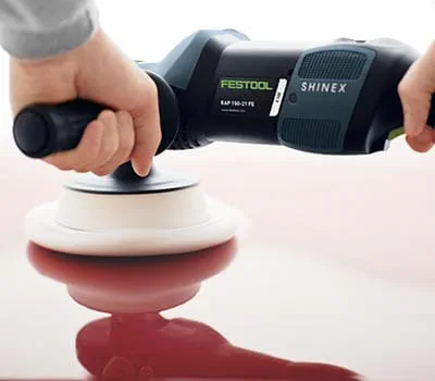 Pour les couleurs sensibles, il peut être nécessaire de continuer pour atteindre le degré de brillance souhaité.