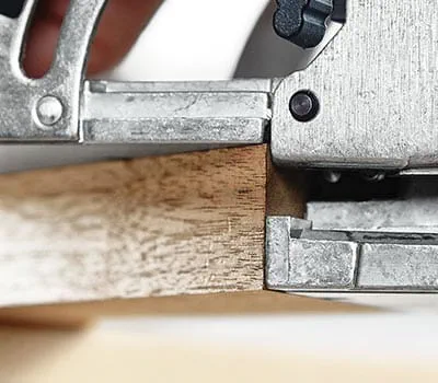 Pour le deuxième trou de fraisage, apposer un repère de position ou déplacer la machine en affleurement sur le côté jusqu'à l'extrémité de l'onglet