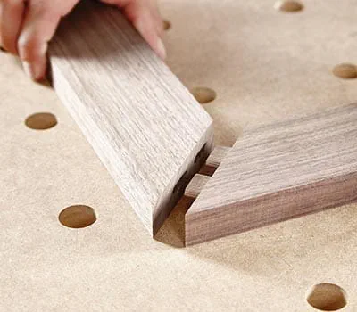 Insérer les tenons en veillant à utiliser suffisamment de colle