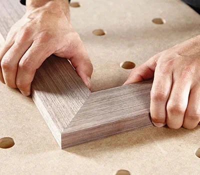 Assembler ensuite la frise du cadre