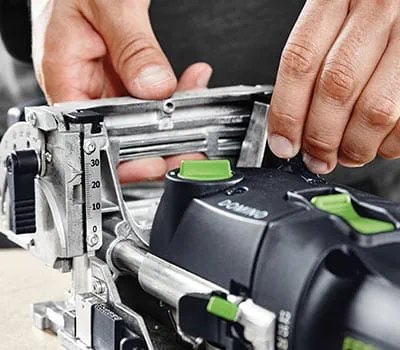 Régler la hauteur de fraisage de façon analogue à l'épaisseur de votre pièce