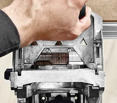 Le positionnement des trous de fraisage est possible par marquage ou avec le système de butée