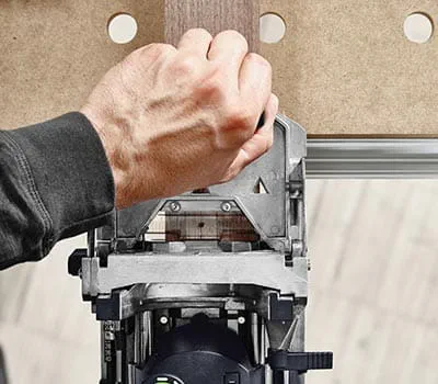 Positionner le second trou de fraisage à l'aide du cliquet de butée