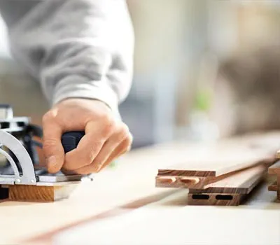 S'il est prévu de feuillurer ou rainurer la frise du cadre en bois après l'assemblage, ajouter auparavant la profondeur de la feuillure lors du fraisage des trous des tenons