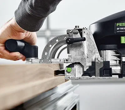 Dans la frise longitudinale, positionner également les trous à une profondeur de fraisage de 70 mm