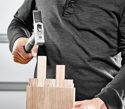 Chanfreiner légèrement les arêtes du tenon avec un bloc de ponçage