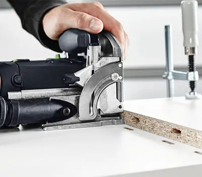 Fraisage des trous de cheville dans la tablette centrale