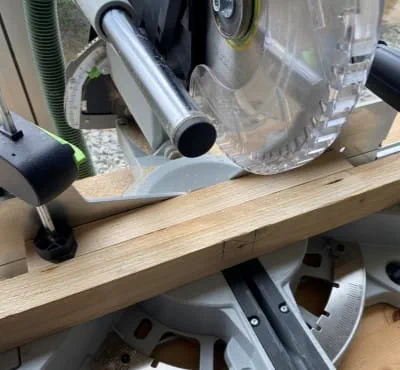 Poser la pièce sur la table de la scie KAPEX