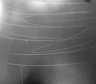 Nettoyer soigneusement la surface avant de commencer à poncer et à polir le gelcoat