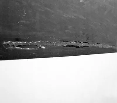 Les rayures qui ont traversé la couche de gelcoat ne peuvent pas être éliminées par ponçage et polissage.