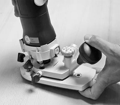 Fixation de la machine à la table de support