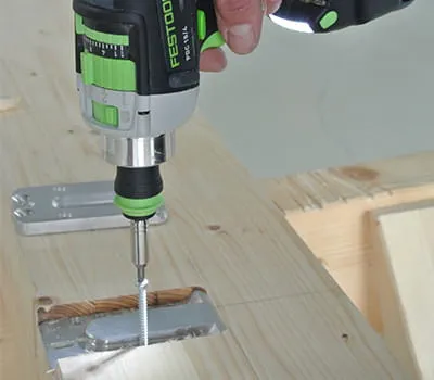 Montage des pièces d'assemblage avec des vis