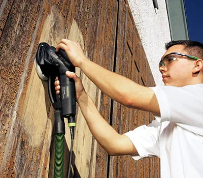 poncer un mur en bois