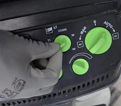 Raccorder l'AGC DSC 125 à l'aspirateur.