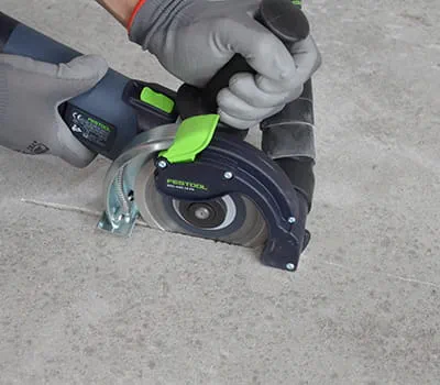 Placer l'AGC DSC 125 sur la fissure et le plonger lentement.