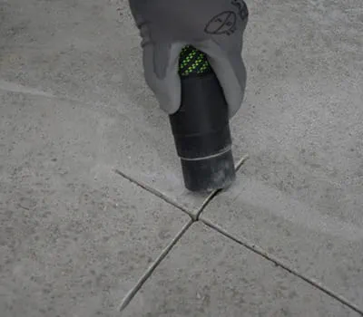 Retirer la poussière et les débris avec l'aspirateur hors des fentes