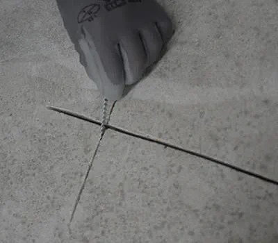 Placer les raccords dans les joints transversaux.