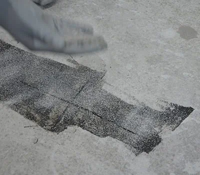 Verser du sable de quartz dans la résine de coulée encore fraîche.