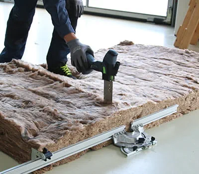 Découper une isolation entre chevrons