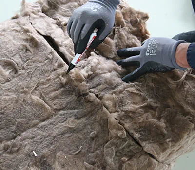 Reporter les marquages sur les deux moitiés du matériau d'isolation