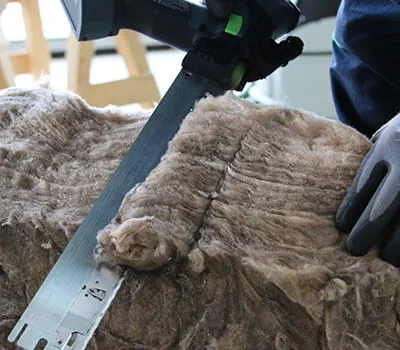 Découper une isolation entre chevrons