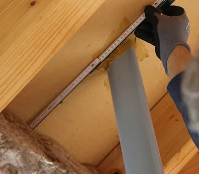 Mesurez la valeur restante par rapport au milieu du tuyau.